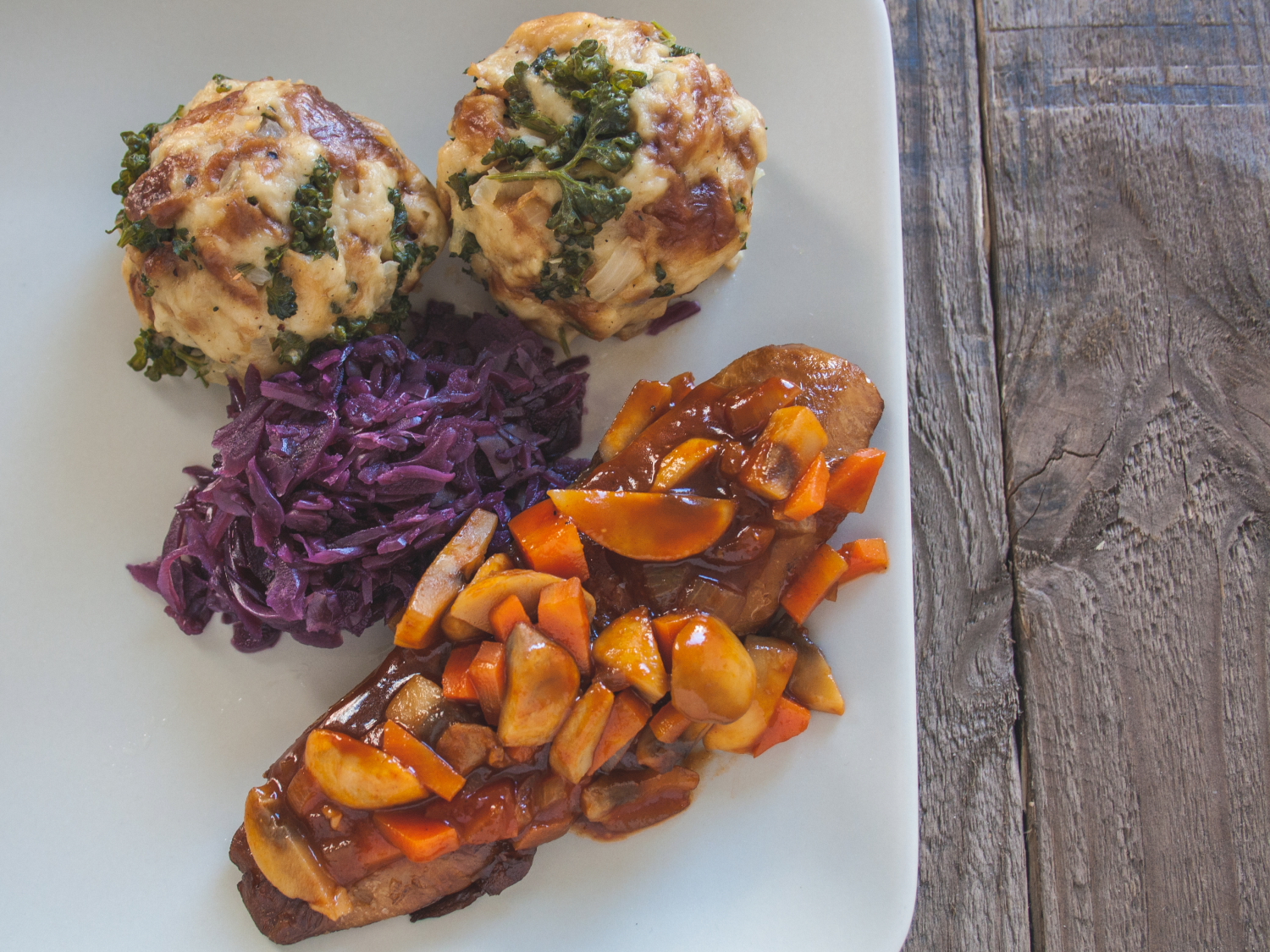 vegane Laugenknödel mit Rotkraut, Ente und Bratensoße › The Vegetarian ...