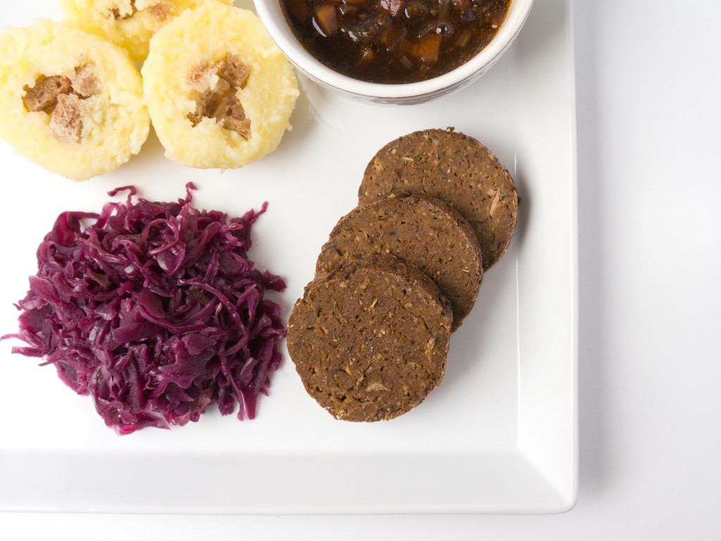 veganer Braten mit Klößen, Rotkraut und Bratensoße – vegane Hauptspeise ...