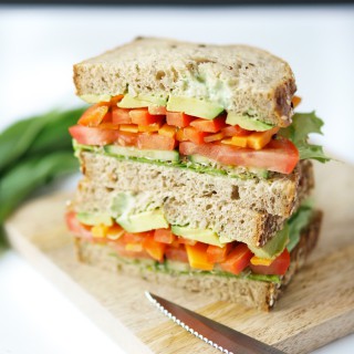 healty Sandwich mit Bärlauch-Mayonnaise und Sprossen