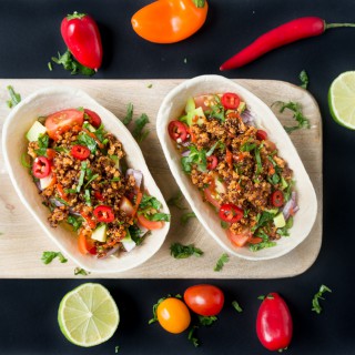 vegane Tortillas mit Quinoa, Avocado, Salsa, Chilis