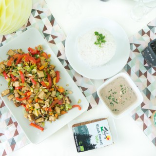 Wogemüse mit Räuchertofu und Mandelsoße