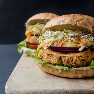 vegane Kichererbsen-Burger mit Mango-Cole-Slaw - The Vegetarian Diaries