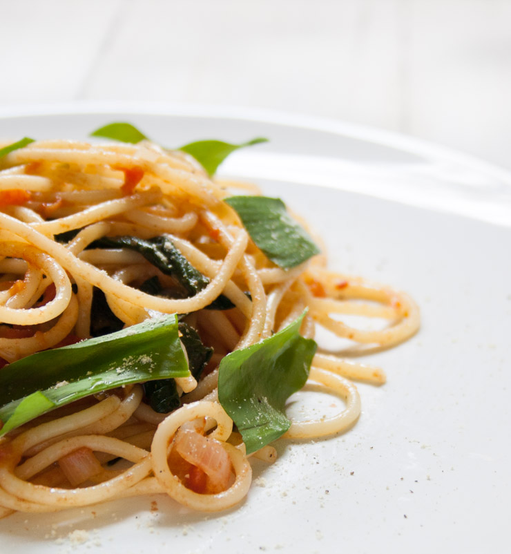 Spaghetti mit Bärlauch-Tomaten-Soße - The Vegetarian Diaries