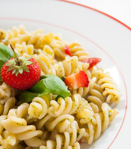 Erdbeer-Basilikum-Pesto mit Nudeln - The Vegetarian Diaries