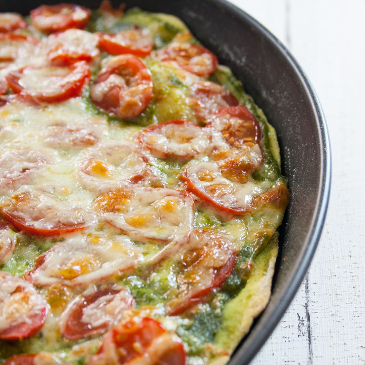 Pizza mit Basilikumpesto und Mozzarella - The Vegetarian Diaries