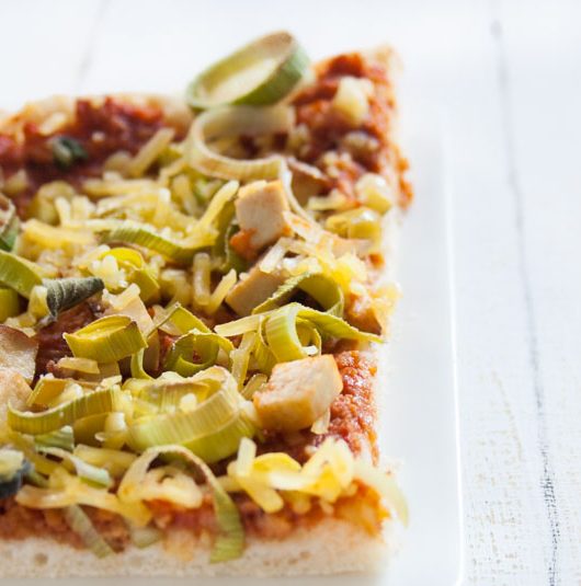 vegane Lauch-Räuchertofu-Pizza - The Vegetarian Diaries