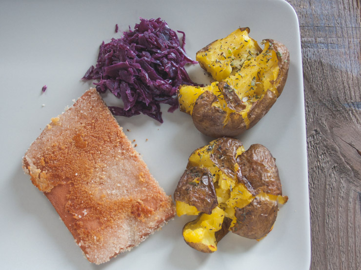 Rezept für falsches Cordon bleu mit Rotkraut und Crushed Potatoes - The Vegetarian Diaries