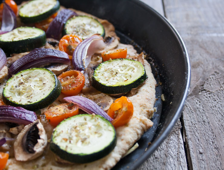 vegetarische Pizza mit buntem Gemüsetopping - The Vegetarian Diaries