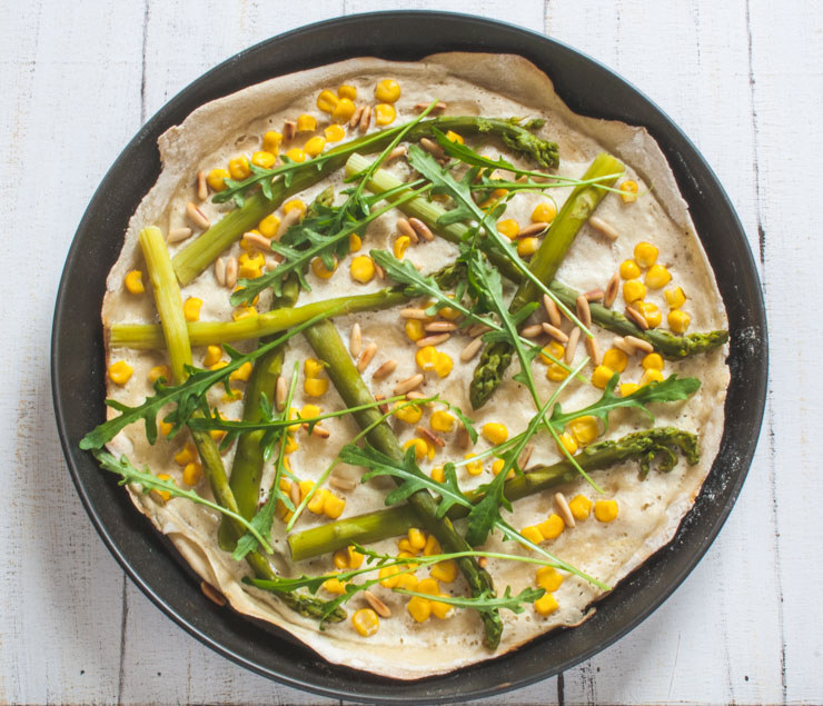 Pizza mit Joghurt-Soße und grünem Spargel - The Vegetarian Diaries