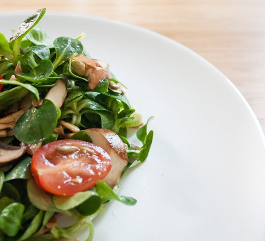 schneller Feldsalat mit Champignons und Tomaten - The Vegetarian Diaries
