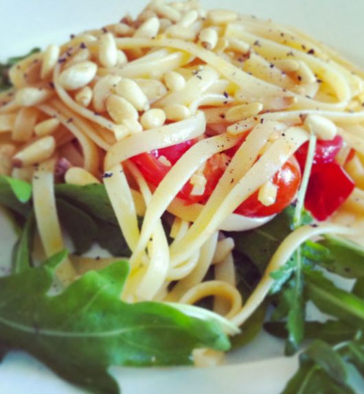 schnelle Pasta mit Rucola und Pinienkernen - The Vegetarian Diaries