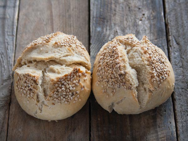Sesam-Brötchen zum Frühstück – The Vegetarian Diaries