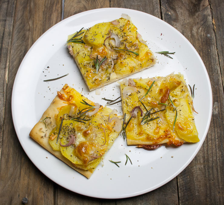 vegane Pizza Patata mit Thymian - The Vegetarian Diaries