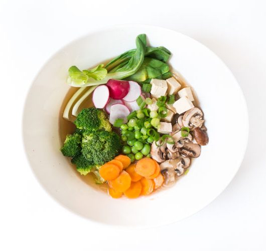 vegane Miso-Suppe mit Gemüse, Tofu und Glasnudeln - Rezept - The Vegetarian Diaries