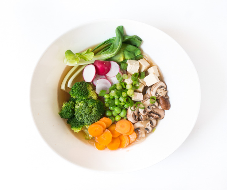 vegane Miso-Suppe mit Gemüse, Tofu und Glasnudeln - The Vegetarian Diaries