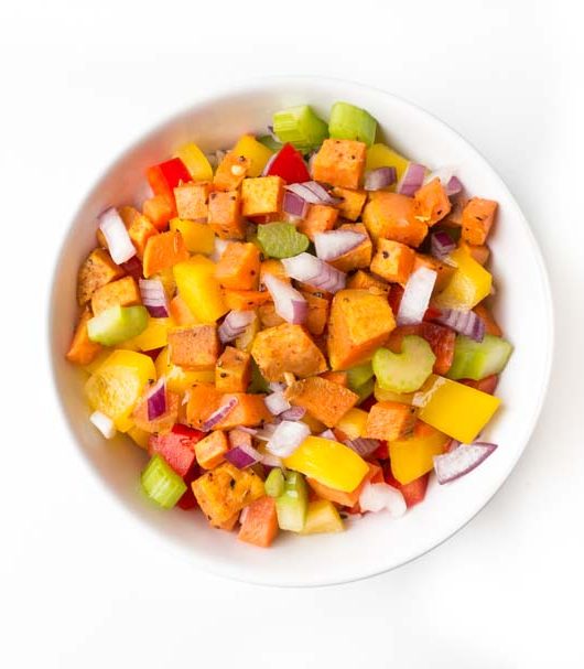 bunter Salat mit Süßkartoffelwürfeln - The Vegetarian Diaries