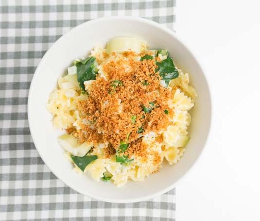 schnelle Pasta mit Mangold und Chili-Bröseln - The Vegetarian Diaries