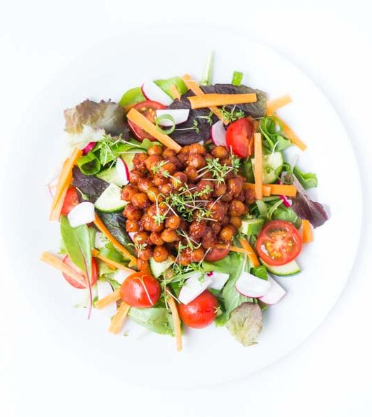 Rezept für Salat mit BBQ-Kichererbsen - The Vegetarian Diaries