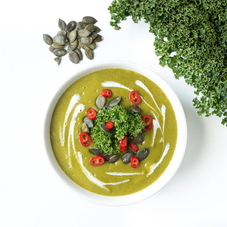 Steckrüben-Grünkohl-Suppe mit Superfoods - veganes Rezept