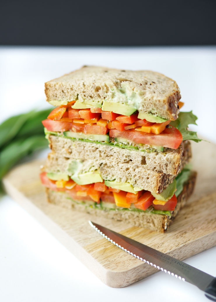 gesundes Sandwich mit Bärlauch-Mayonnaise und Sprossen