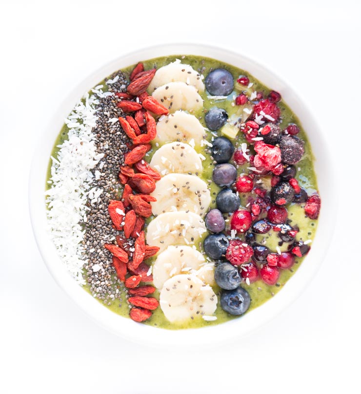 gesunde Smoothie Bowl mit Früchten und Acai - The Vegetarian Diaries