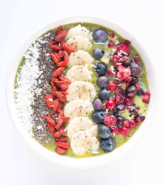 grüne Smoothie Bowl mit Früchten - The Vegetarian Diaries