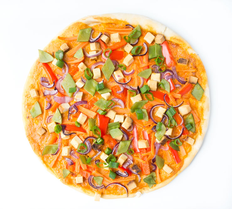 vegane Pizza mit rotem Curry und Gemüse - The Vegetarian Diaries