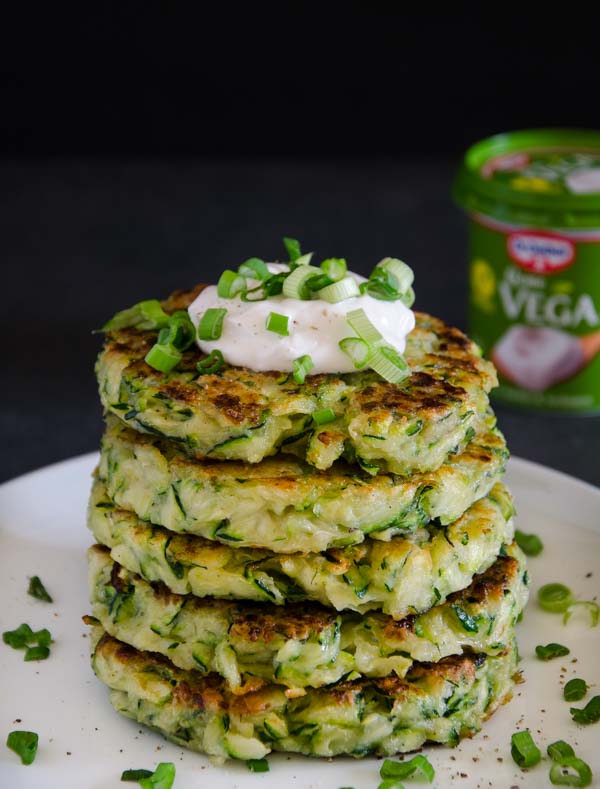 Zucchini-Puffer mit veganer Creme Vega – The Vegetarian Diaries