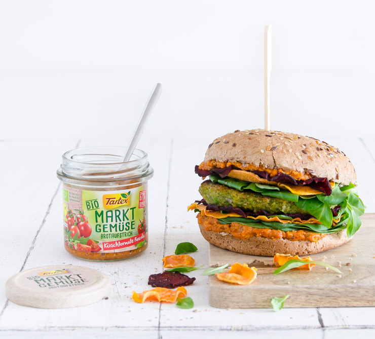 veganer Hulk Burger mit Süßkartoffel & Rote Bete Chips - The Vegetarian Diaries