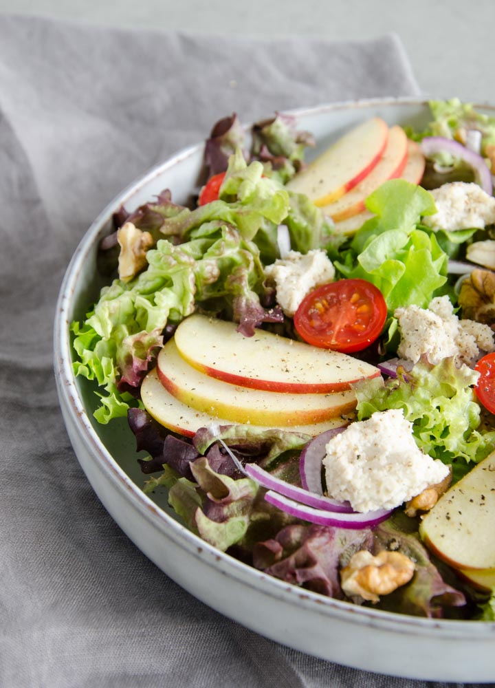 Salat mit Cashew-Frischkäse und Walnüssen - The Vegetarian Diaries ...